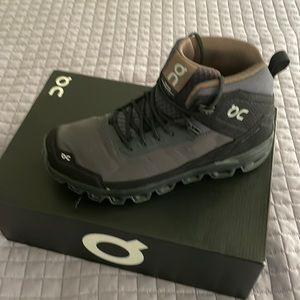 ON cloudridge boots brand new in box